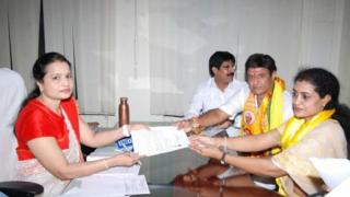 కూకట్పల్లి నియోజకవర్గంలో తెలుగుదేశం అభ్యర్థిగా నామినేషన్ వేస్తున్న నందమూరి సుహాసిని