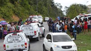Familias de reclusos observan llegada de la policía.