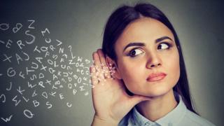 Mujer escucha