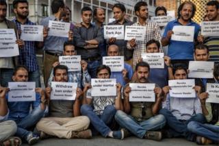 Кашмирские журналисты держат плакаты во время акции протеста в Сринагаре, контролируемом Индией Кашмире, во вторник, 4 октября 2016 года.