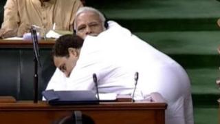 राहुल गांधींनी पंतप्रधान मोदींना लोकसभेत मिठी मारली तो क्षण