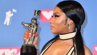 La rappeuse américaine et trinidadienne Nicki Minaj reçoit son prix de la meilleure vidéo hip-hop dans la salle de presse des 2018 MTV Video Music Awards au Radio City Music Hall le 20 août 2018 à New York