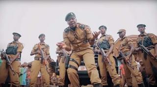Le policier ougandais Dennis Ojobole a sorti son single