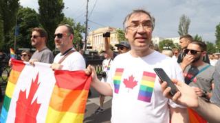 К участникам "Марша равенства" традиционно присоединился посол Канады в Украине Роман Ващук
