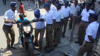 தாய் முன்பாக இளைஞர் மீது தாக்குதல்; வைரலாகும் வீடியோ