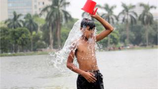 ঢাকার সোহরাওয়ার্দী উদ্যানে গরম থেকে বাঁচতে তৃপ্তির স্নান