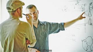 Colega delegando função a outro no trabalho