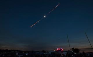 Una foto disponible de la NASA muestra una imagen compuesta de la progresión de un eclipse solar total sobre Madras, Oregon, USA, 21 de agosto de 2017.