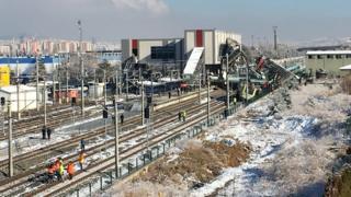 Ankara'nın Yenmahalle ilçesinde meydana gelen yüksek hızlı tren kazasında 9 kişi hayatını kaybetti.