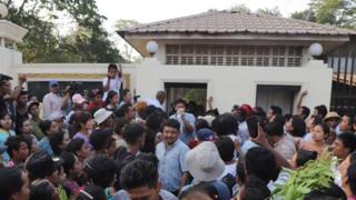 မြန်မာ့နှစ်သစ်ကူး နှစ်ဆန်း ၁ ရက်က အင်းစိန်အကျဉ်းထောင်ကနေ အကျဉ်းသားတွေ လွှတ်ပေးခဲ့တာ ဖြစ်ပါတယ်