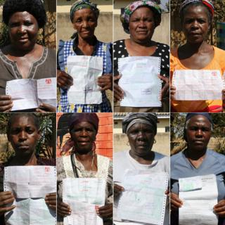 Женщины в Хараре, Зимбабве, задерживают уведомления об окончательном спросе, которые они получили