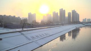 Chinese characters in the snow on the banks of the Tonghui river in Beijing read "Goodbye Li Wenliang!"