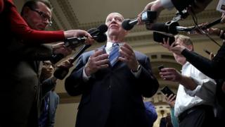Kevin Brady, madaxa aqalka gudiga Ways and Means, oo warbaahinta u faahfaahiyay xeerka canshuuraha