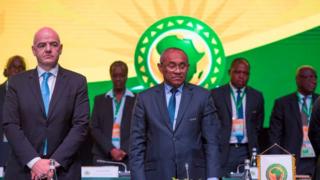 De gauche à droite, Gianni Infantino, le président de la Fifa, et Ahmad, son homologue de la CAF