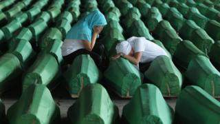 Srebrenitsa'da ölenlerin tabutları