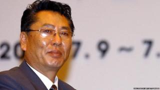 The head of North Korean delegation, Choe Yong-Gon (L), deputy minister of construction and building material industries, shakes hands with South Korean counterpart Bahk Byong-Won