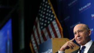 Ллойд Бланкфейн, председатель и исполнительный директор Goldman Sachs Group, слушает его вступительное слово перед выступлением на обеде Экономического клуба в Вашингтоне 18 июля 2012 года в Вашингтоне, округ Колумбия.