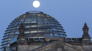 Supermoon scheint über dem Reichstagsgebäude in Berlin