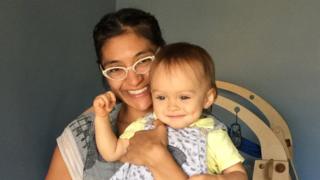 Jessica Ruvalcaba con su hijo