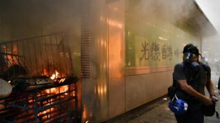 9月8日,中環地鐵站外遭示威者縱火。
