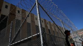 Un oficial armado del Departamento de Corrección y Rehabilitación de California (CDCR) vigila el corredor de la muerte en la Prisión Estatal de San Quentin el 15 de agosto de 2016 en San Quentin, California