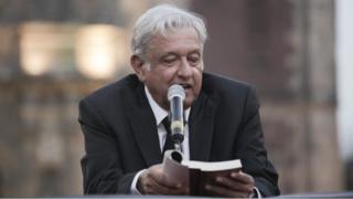 López Obrador lee uno de sus libros