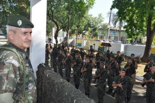 General Luiz Eduardo Ramos Baptista em frente a tropa
