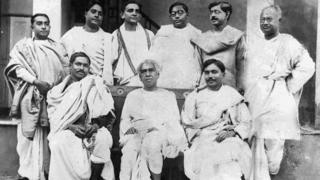 જગદીશચંદ્ર બોઝ સાથી વૈજ્ઞાનિકો સાથે