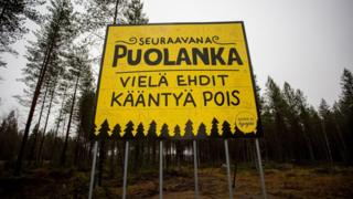 Esta placa na beira da estrada, na cidade vizinha de Oulu, diz: Próxima parada, Puolanka. Você ainda tem tempo de dar meio-volta
