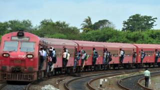 ரயில்சேவை அத்தியாவசியமாக மாற்றப்பட்ட பிறகும் தொடரும் வேலைநிறுத்தம்
