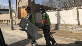 Abajejwe umutekano bariko baragenzura kamwe mu duce dutuwe n'aba Uighur mu ntara Xinjiang