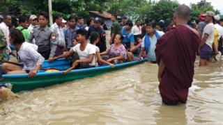 ဆွာကနေ ရေဘေးလွတ်ရာကို တိမ်းရှောင်နေသူများ။