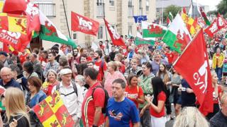 Тысячи людей маршируют за независимость Уэльса в Кернарфоне