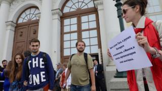 Пикет православных активистов против выставки "Скульптуры, которых мы не видим"