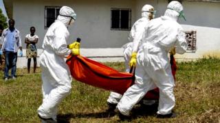 Liberian Red Cross dey go di deadi bodi of Ebola victim for Monrovia, 2014