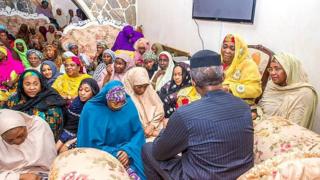 Mukaddashin Shugaban Najeriya Yemi Osinbajo tare da iyalan marigayi Dan Masanin Kano