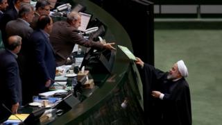 حسن روحانی لایحه بودجه سال ۱۳۹۹ ایران را به علی لاریحانی رئیس مجلس تحویل میدهد