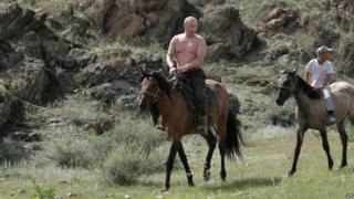Володимир Путін верхи на коні топлес