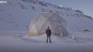 Ben Vidmar Arktika şəraitində fermerlik edir, tərəvəz becərir, yaşadığı şəhəri yerli tərəvəz məhsulu ilə təmin edir. Fermer şəhərdə restoranlar şəbəkəsini də açmaq istəyir.