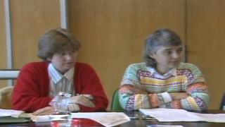 Jane Hutt mewn cynhadledd gyda'r heddlu yn 1987