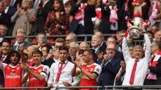 Với riêng huấn luyện viên Arsene Wenger, đây đã là danh hiệu FA Cup thứ 7 của Giáo sư người Pháp,