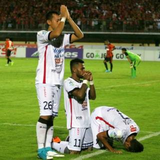 merayakan gol dengan tiga cara berbeda.