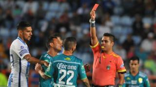 Un árbitro expulsa a un jugador en la Liga Mx