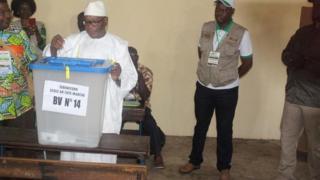 Ibrahim Boubacar Keïta en train de voter au second du scrutin présidentiel, ce 12 août 2018.