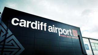 Mae'r gwasanaeth yn hedfan rhwng Maes Awyr Caerdydd a Maes Awyr Fali