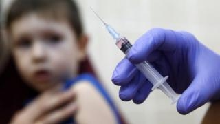 Un enfant est vacciné contre la rougeole et les oreillons à Moscou.