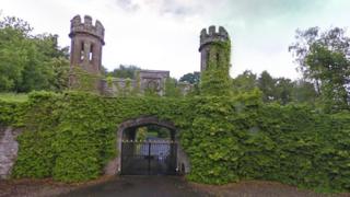 Guthrie Castle gates