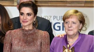 Bà Merkel cùng Hoàng hậu Jordan Rania al Abdullah (trái) tại buổi lễ "Publisher's night" ở Berlin hôm 5/11