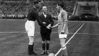 Fred Keenor yn ysgwyd llaw capten Arsenal cyn buddugoliaeth yr Adar Gleision yn Wembley