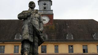 Estátua de Lênin aqui ocupa o espaço na "Casa dos Oficiais"